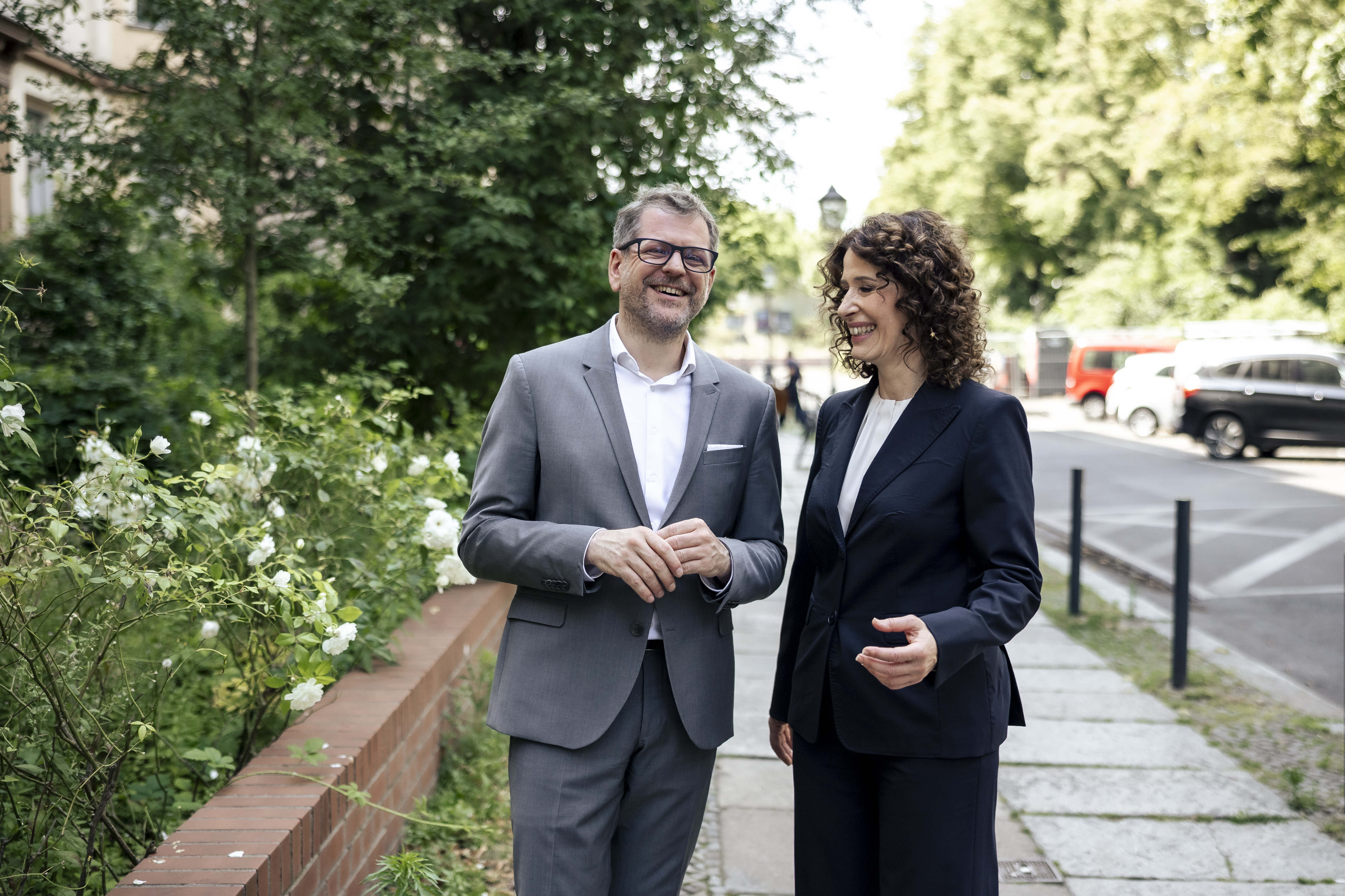 Werner Graf und Bettina Jarasch stehen nebeneinander auf einer Berliner Straße