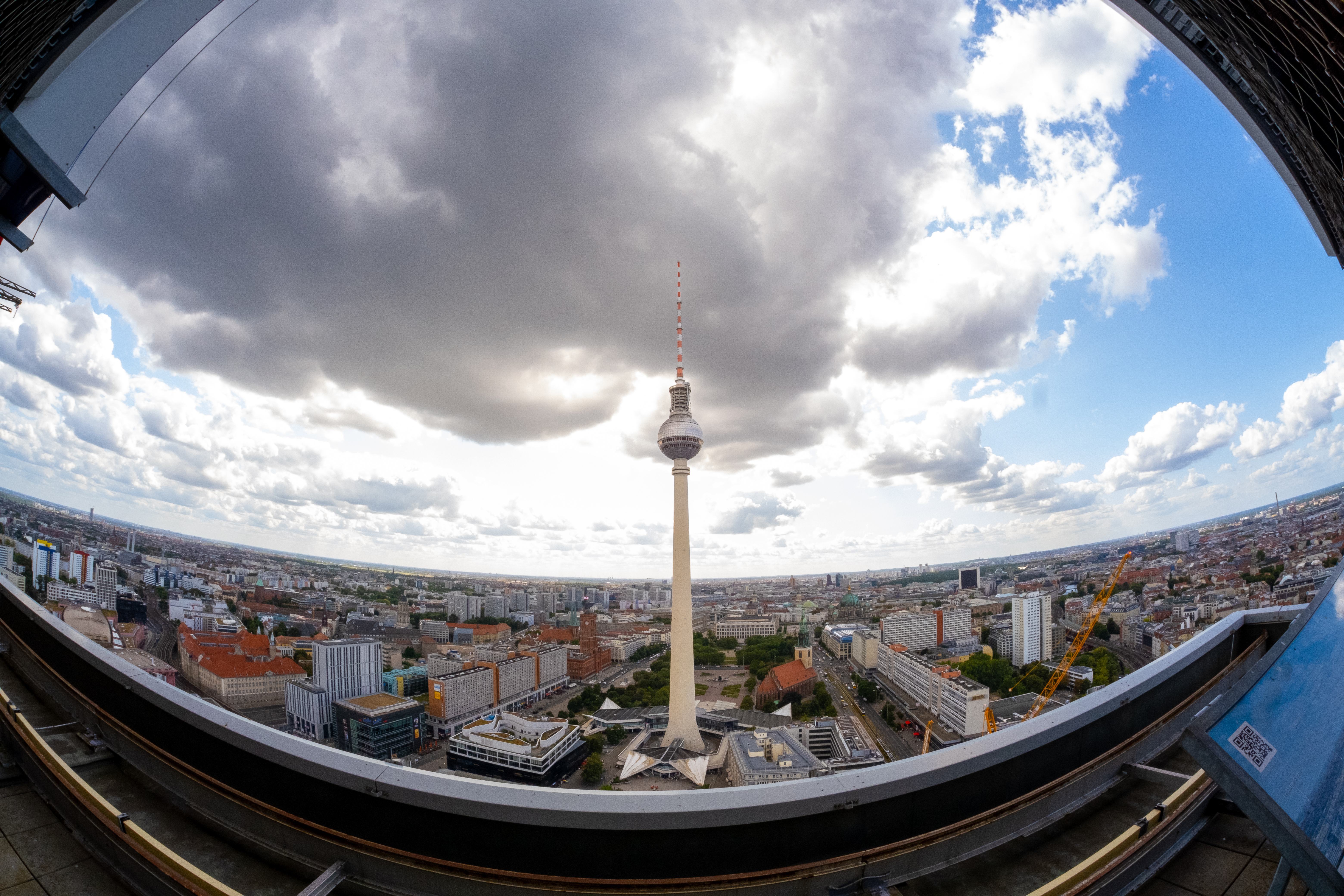 Verzerrte Fisheye-Perspektive auf den Berliner Fernsehturm