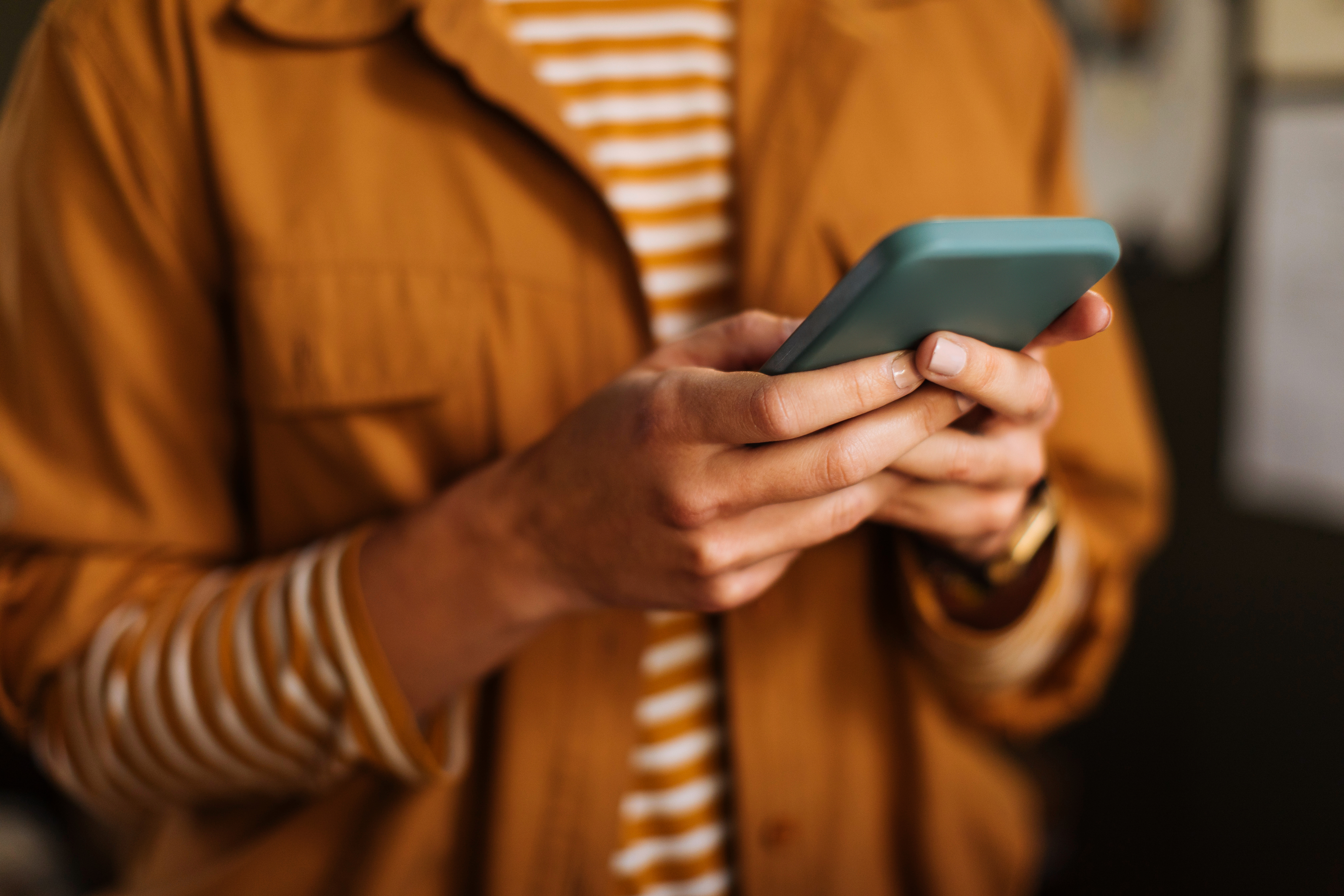 Eine Person hält ein Smartphone in der Hand