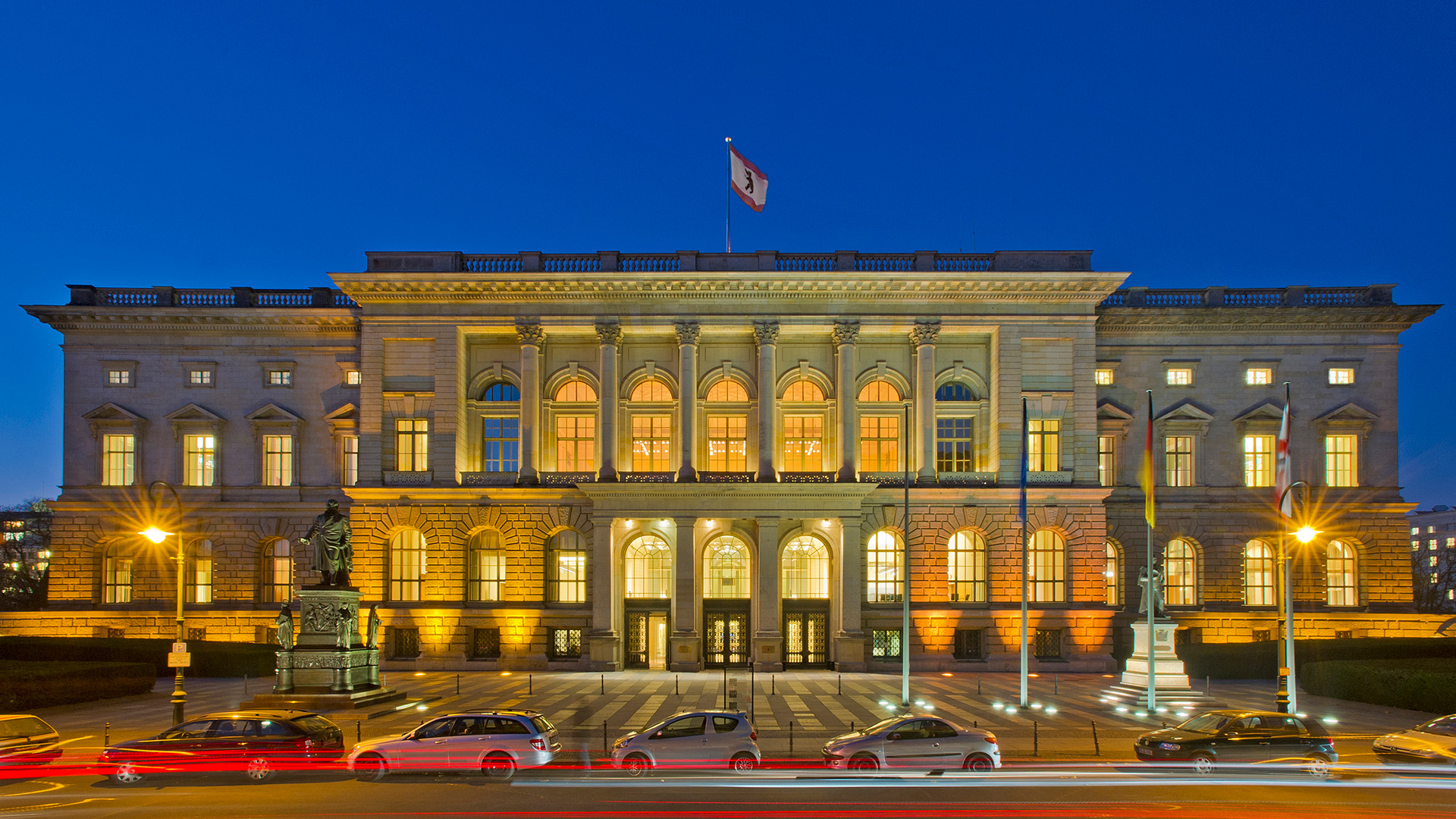 Das Abgeordnetenhaus in Berlin, es ist erleuchtet, im Hintergrund Nachthimmel. Foto: Thomas Platow via Landesarchiv Berlin