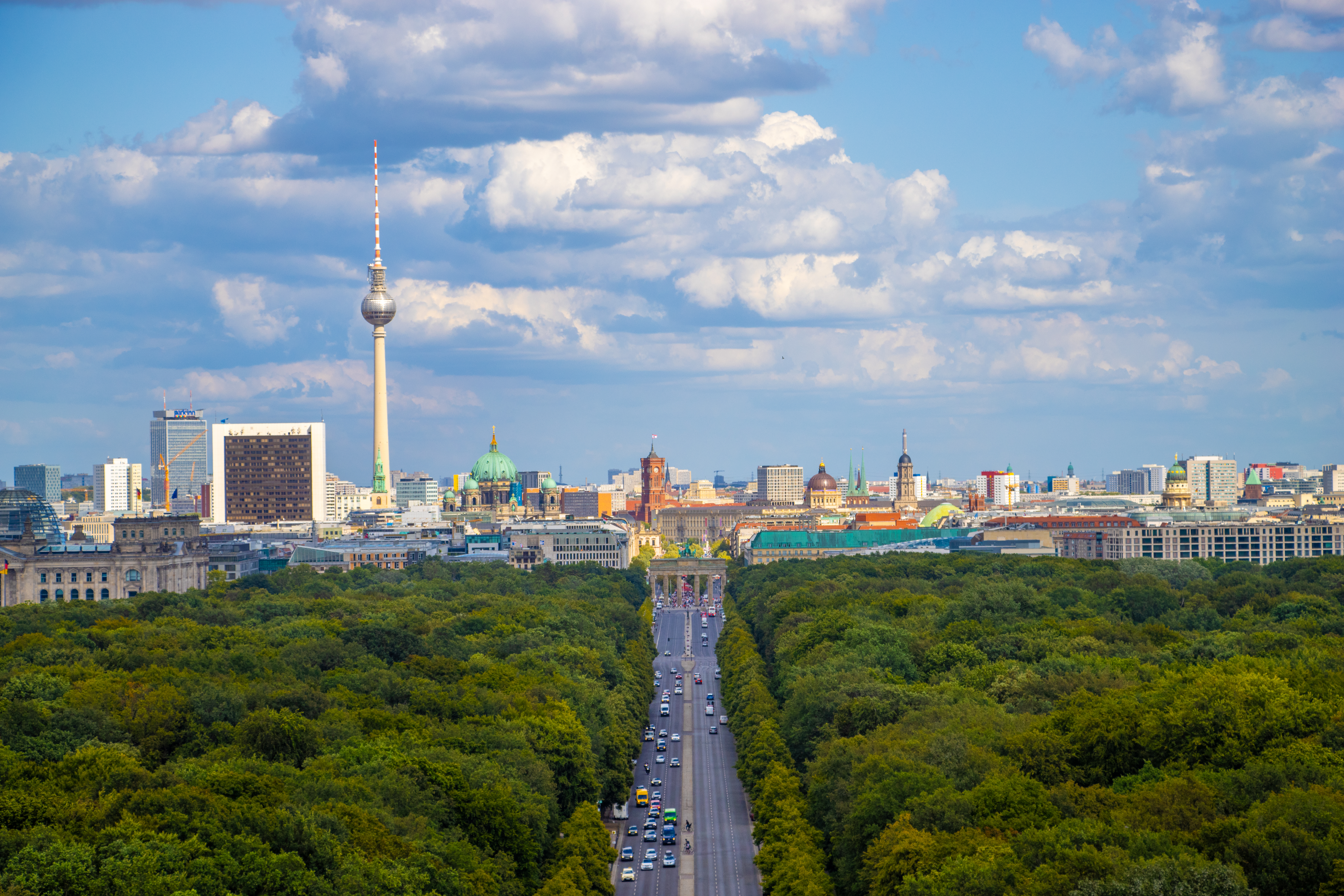 Ein Blick über die Straße des 17. Juni in Berlin, im Hintergrund sind das Brandenburger Tor und der Fernsehturm zu sehen, dazu der Tiergarten. Foto: Bündnis 90/Die Grünen Berlin