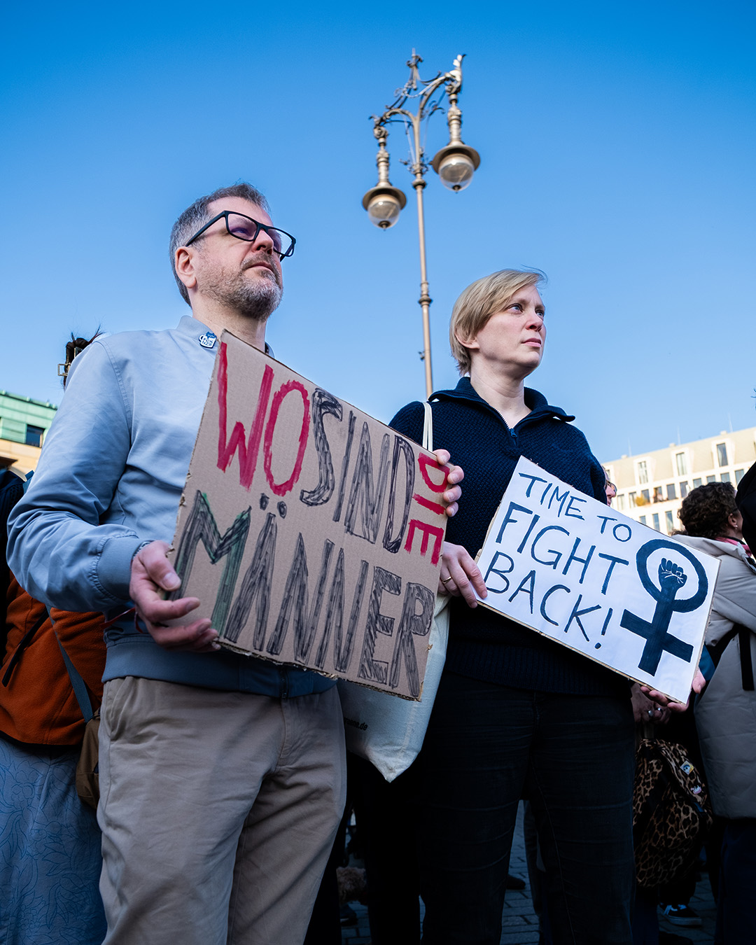 Werner Graf und Nina Stahr stehen nebeneinander auf der Demo gegen Sexualisierte und digitale Gewalt 