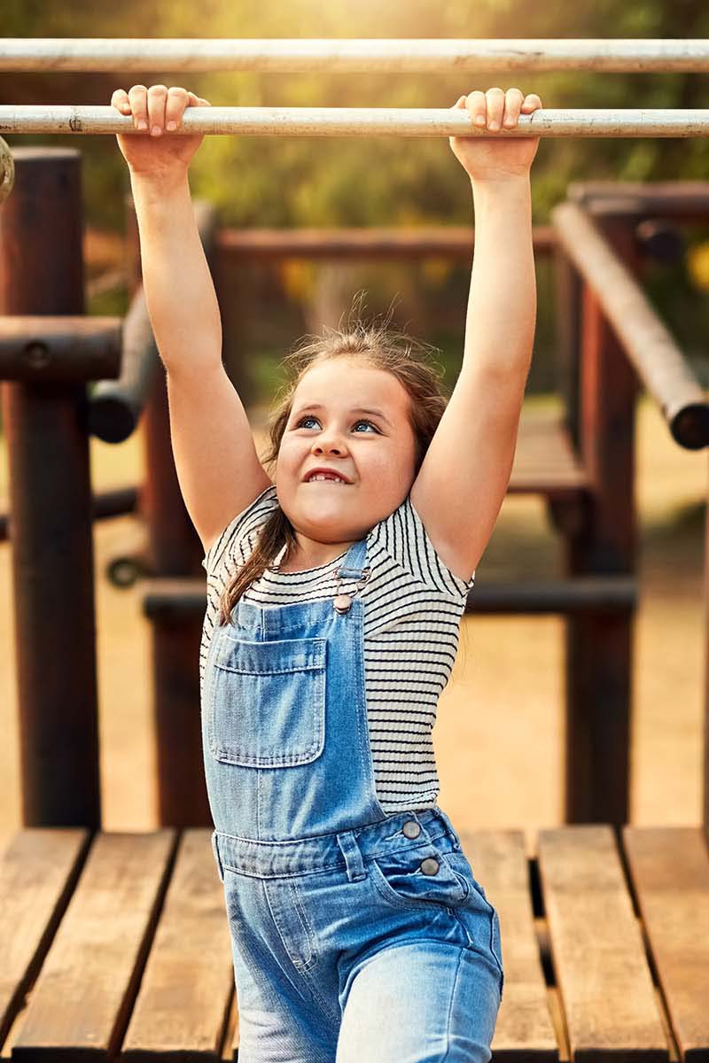 Ein Kind spielt auf einem Spielplatz. Foto: PeopleImages/GettyImages