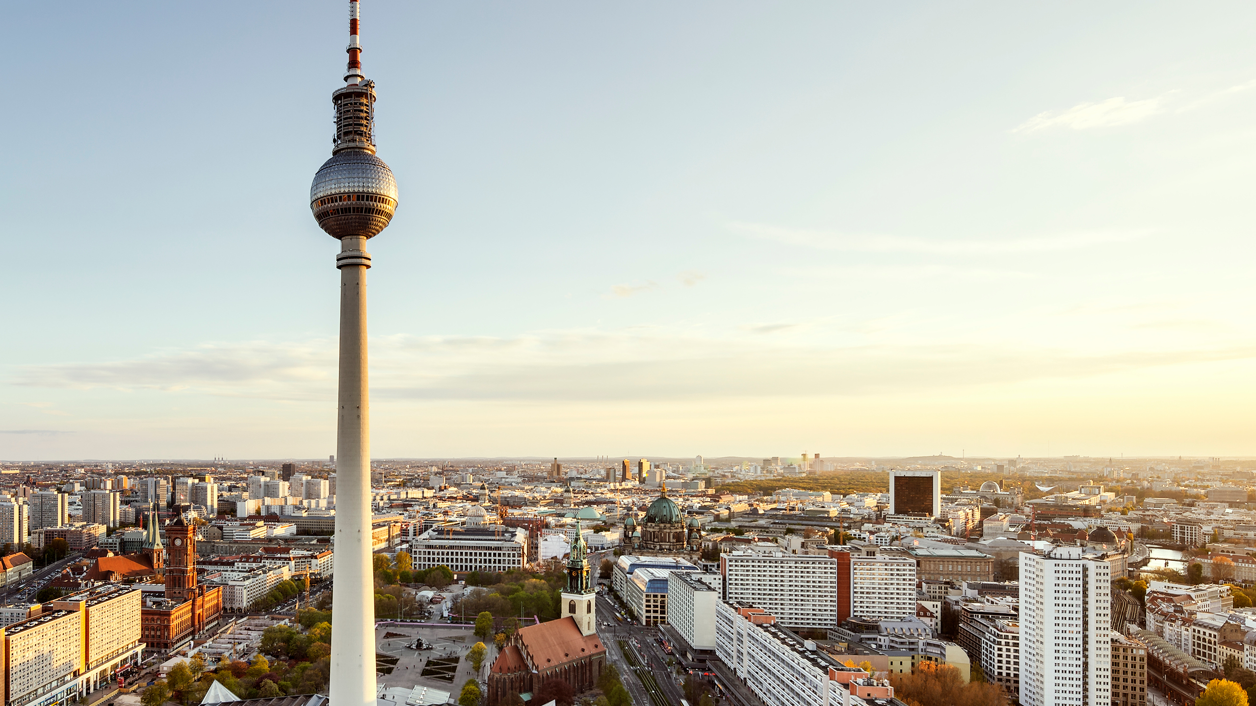 Panorama von Berlin im Sonnenaufgang, zentral der Berliner Fernsehturm. Rico Wasikowski via Getty Images