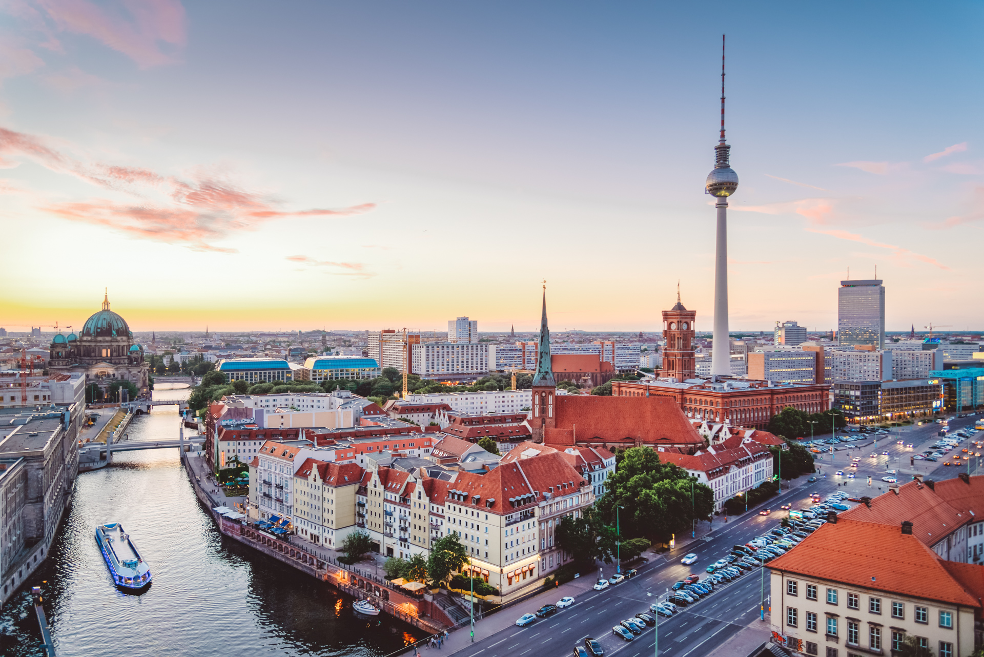 Panoramabild von Berlin, im Vordergrund die Spree, im Hintergrund der Fernsehturm. Das Bild ist in der Dämmerung aufgenommen. Nikada via Getty Images