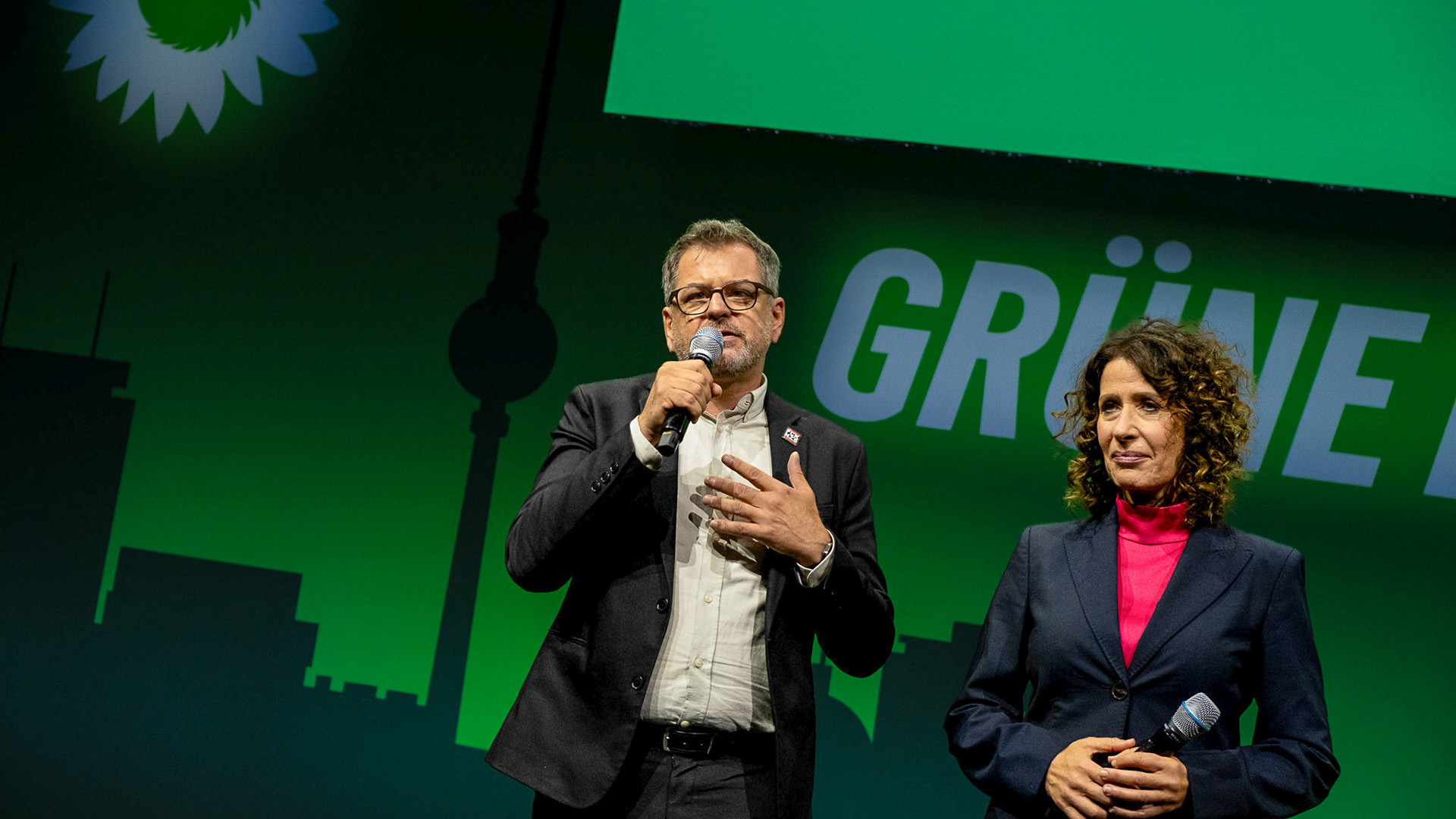 Werner Graf und Bettina Jarasch auf der Bühne der Wahlparty von Bündnis 90/Der Grünen Berlin