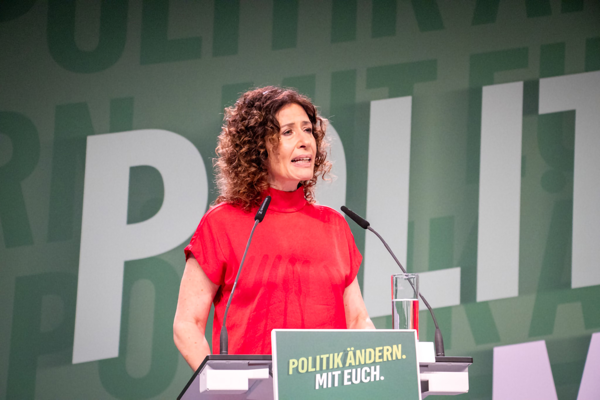 Bettina Jarasch auf der Bühne beim Grünen Parteitag Foto: Helena Sproll