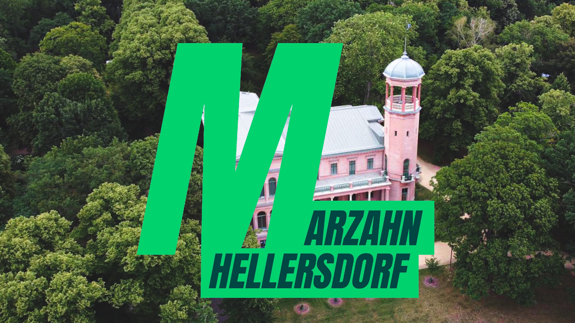 Im Hintergrund eine Luftaufnahme des Schloss Biesdorf mit umgebendem Wald. Im Vordergrund die Aufschrift Marzahn-Hellersdorf. 