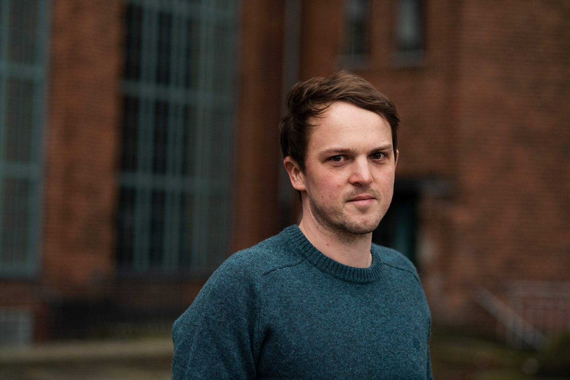 Ein Portraitfoto von Erik Markquardt, Abgeordneter im Europäischen Parlament. Er steht draußen, blickt in die Kamera.  Foto: Linda Rosa Saal