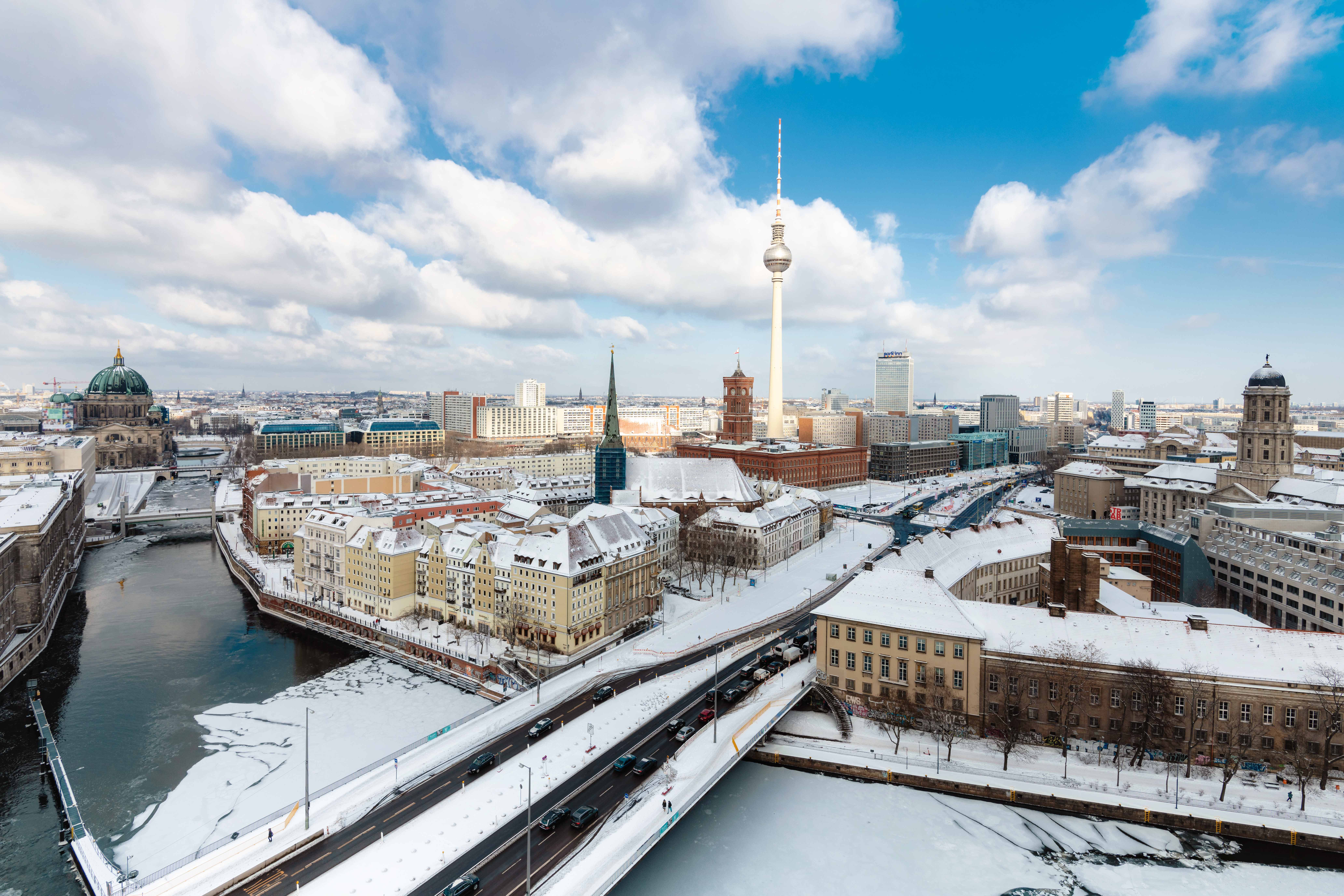 Ein Panoramabild vom verschneiten Berlin, erkennbar sind im Vordergrund das Rote Rathaus und der Alexanderplatz mit dem Berliner Fernsehturm. Foto: golero via getty Images