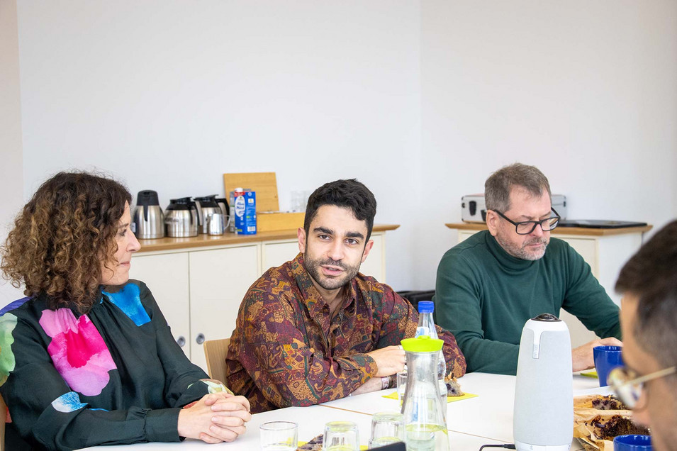 Die grünen Berliner Abgeordneten Bettina Jarasch und Werner Graf, zwischen ihnen sitzt Enad Altaweel, Sprecher für Vielfalt und Antidiskriminierung.