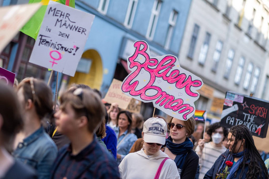 Blick über eine Demo mit feministischen Schildern Foto: Bündnis 90/Die Grünen Berlin