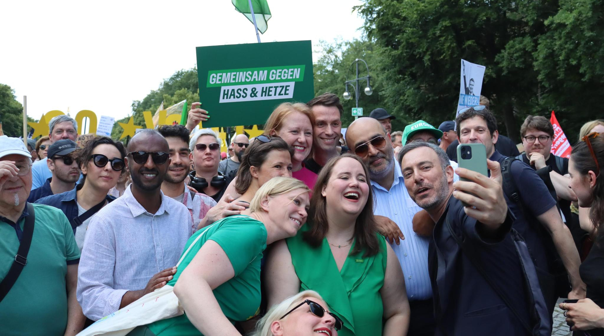 Eine große Personengruppe mit Bannern und Transparenten auf einer Demo versucht ein Selfie zu machen. Foto: Bündnis 90/Die Grünen Berlin