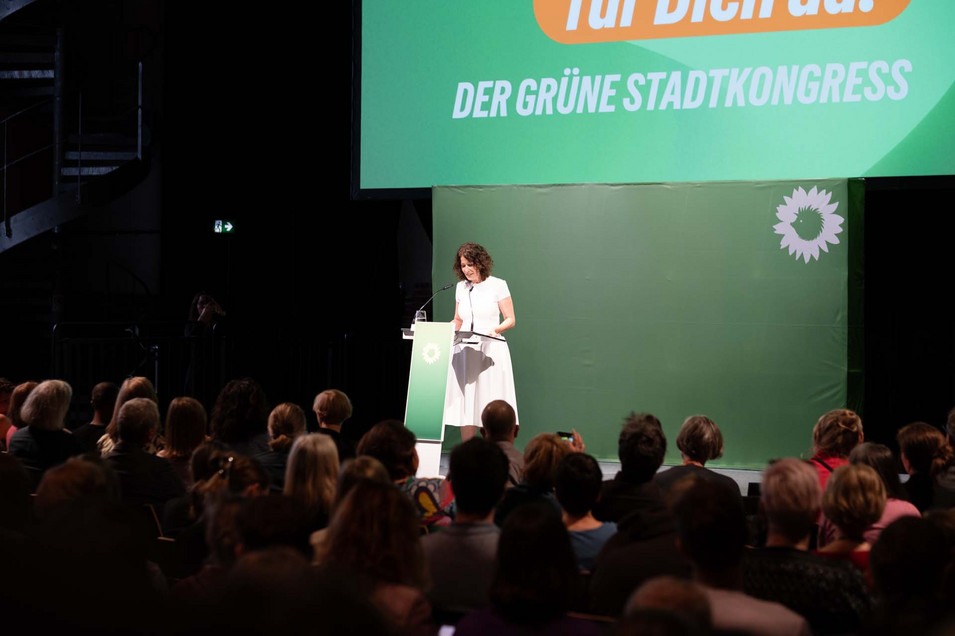 Bettina Jarasch steht auf der Bühne und spricht beim Grünen Stadtkongress