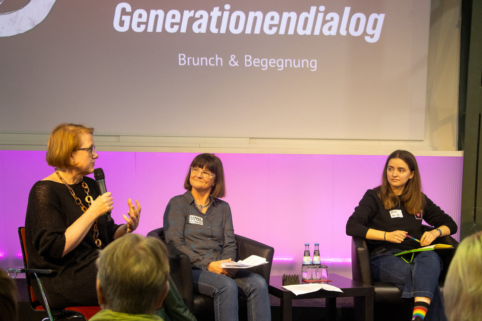Bundestagsabgeordnete Lisa Paus, Dr. Hildegard Schicke, Vorstand des Berliner Frauenbund 1945 e.V., und Stina Reichardt, Verantwortliche für Geschlechterstrategie im Vorstand der Grünen Jugend