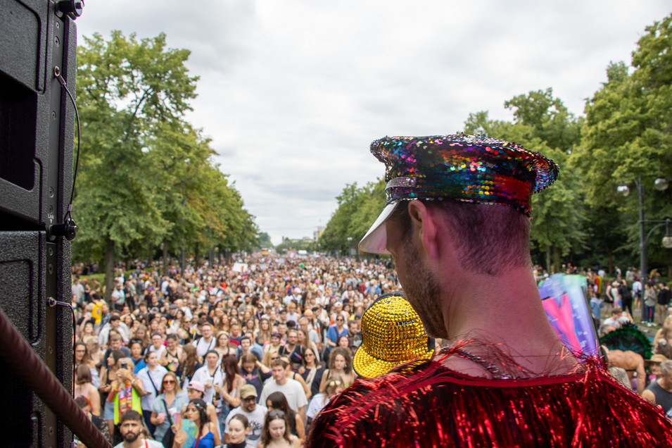 Ein Blick in eine Menge hinter dem Wagen von Bündnis 90/Die Grünen Berlin Foto: Bündnis 90/Die Grünen Berlin