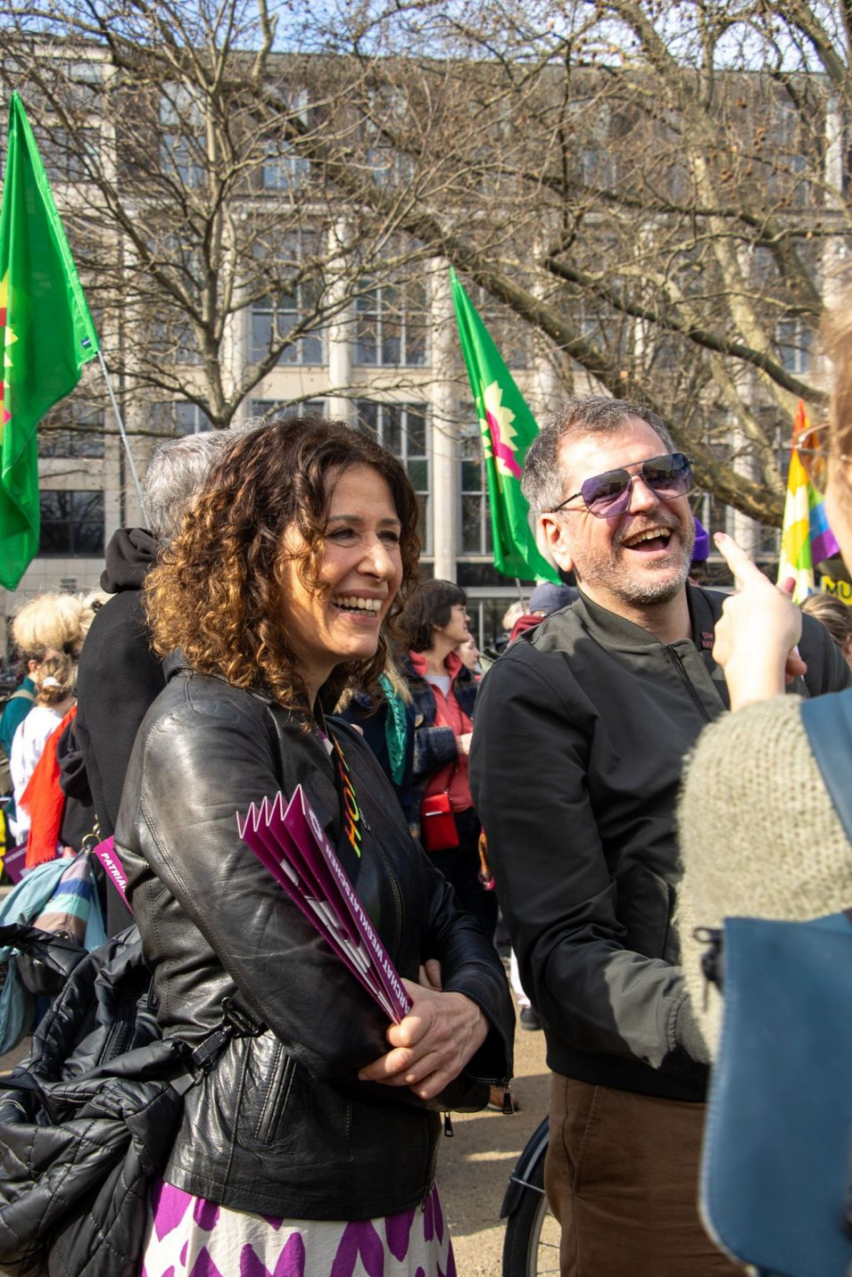 Ein Blick in die Menge einer Demo zum 8. März, im Vordergrund stehen Bettina Jarasch und Werner Graf.