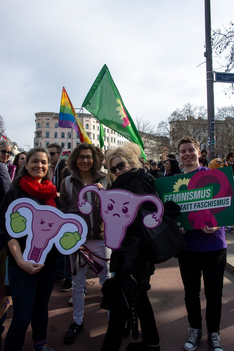 Mehrere Personen halten Schilder hoch