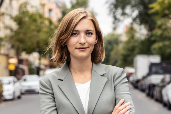 Portrait von Hannah Steinmüller vor einer Berliner Straße. Foto: Julia Bornkessel