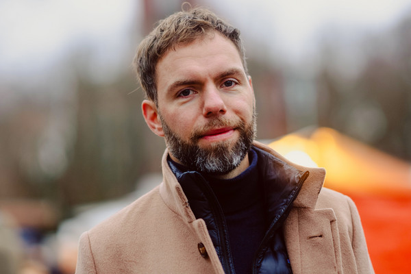 Portrait von Moritz Heuberger mit neutralem Gesichtsausdruck, draußen aufgenommen. Foto: Felix Rösch