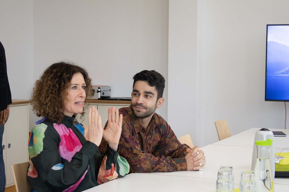 Die grüne Abgeordnete Bettina Jarasch und Enad Altaweel, Sprecher für Vielfalt und Antidiskriminierung im Gespräch