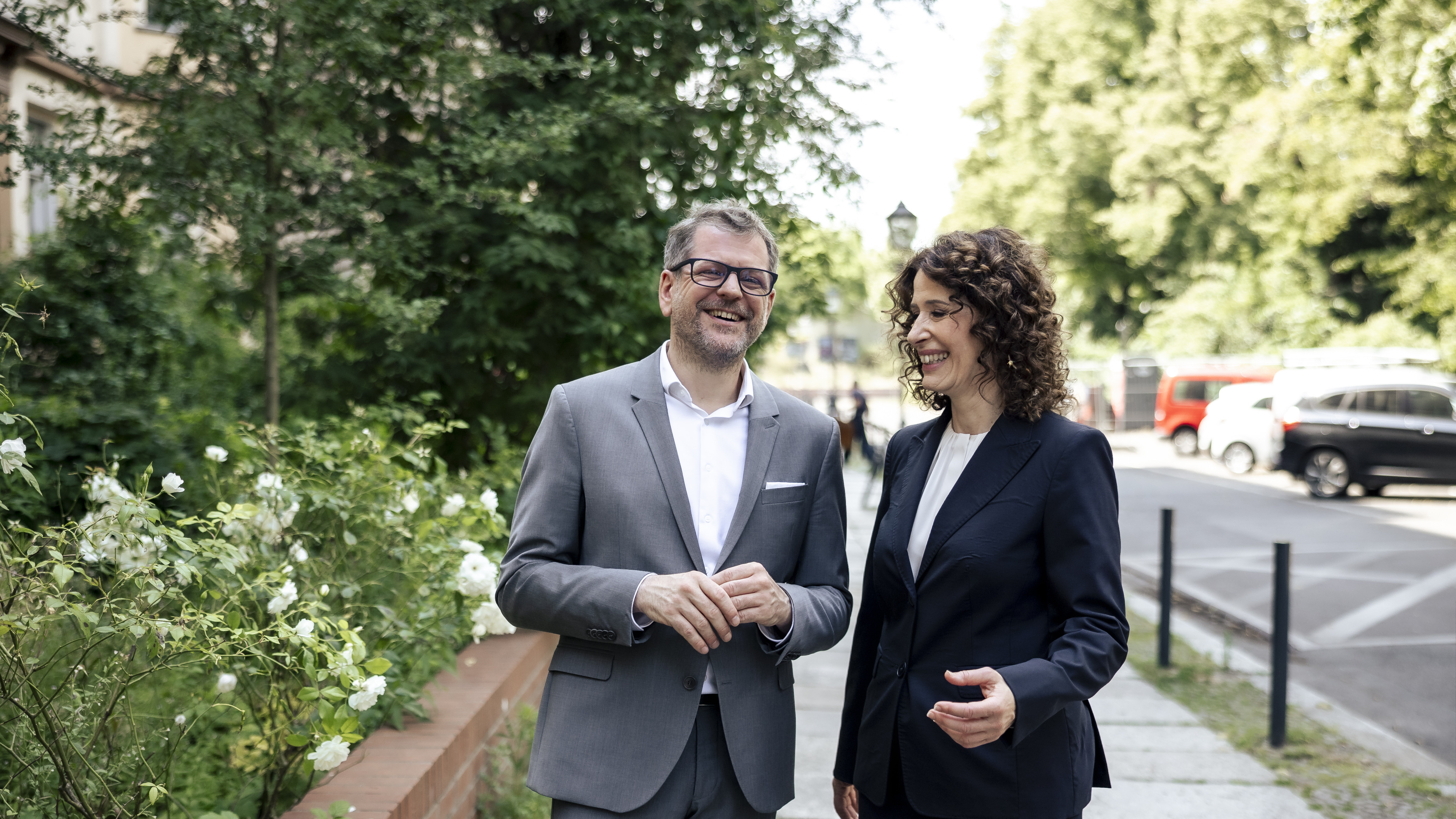 Werner Graf und Bettina Jarasch stehen nebeneinander auf einer Berliner Straße Foto: Vincent Villwock