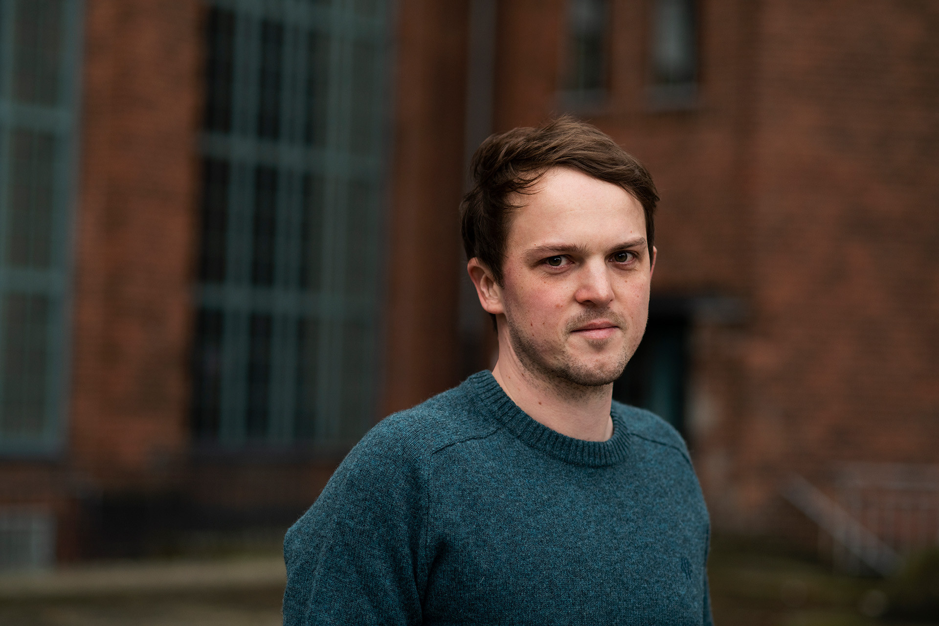 Ein Portraitfoto von Erik Markquardt, Abgeordneter im Europäischen Parlament. Er steht draußen, blickt in die Kamera. Foto: Linda Rosa Saal