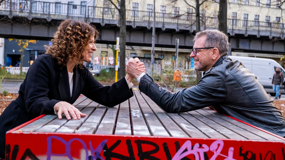 Bettina Jarasch und Werner Graf beim Armdrücken
