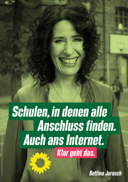 Portrait von der lachenden Bürgermeisterkandidatin Bettina Jarasch. Im Hintergrund ein Schulhof. Die Bildaufschrift lautet "Schulen, in denen alle Anschluss finden. Auch ans Internet. Klar geht das.". Darunter ist das Logo von Bündnis 90/Die Grünen abgebildet. 