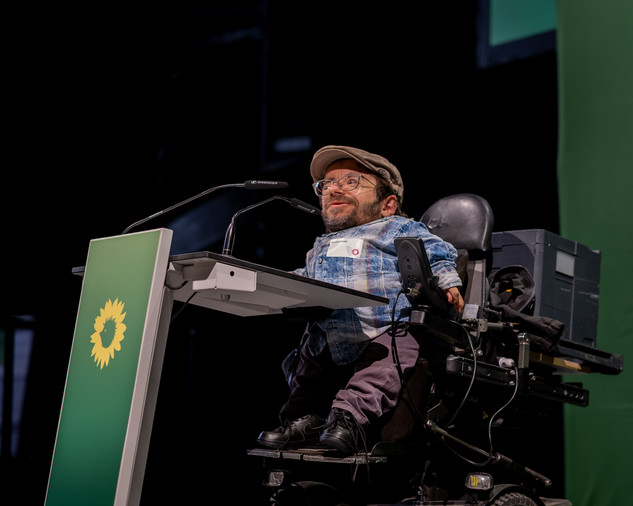 Inklusionsaktivist Raúl Krauthausen auf der Bühne Foto: Bündnis 90/Die Grünen Berlin