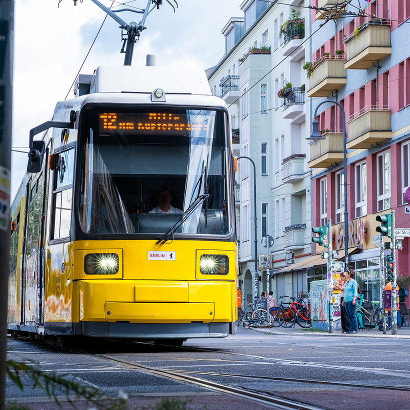 Eine Straßenbahn fährt durch Berliner Straßen Foto: Bündnis 90/Die Grünen Berlin