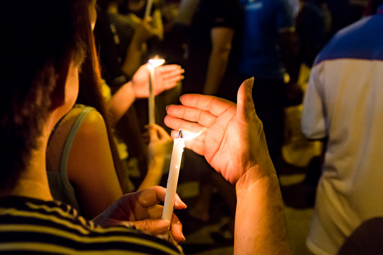 Menschen mit Kerzen ThamKC via Getty Images