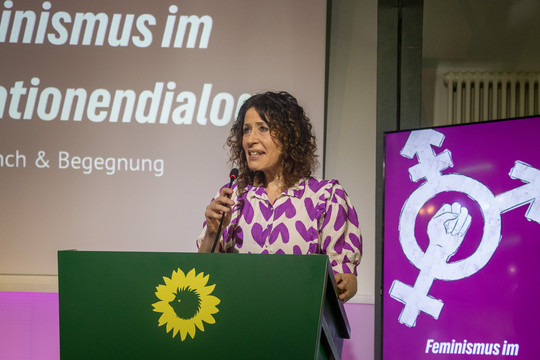 Co-Spitzenkandidatin für die Berlin-Wahl Bettina Jarasch spricht einer Bühne