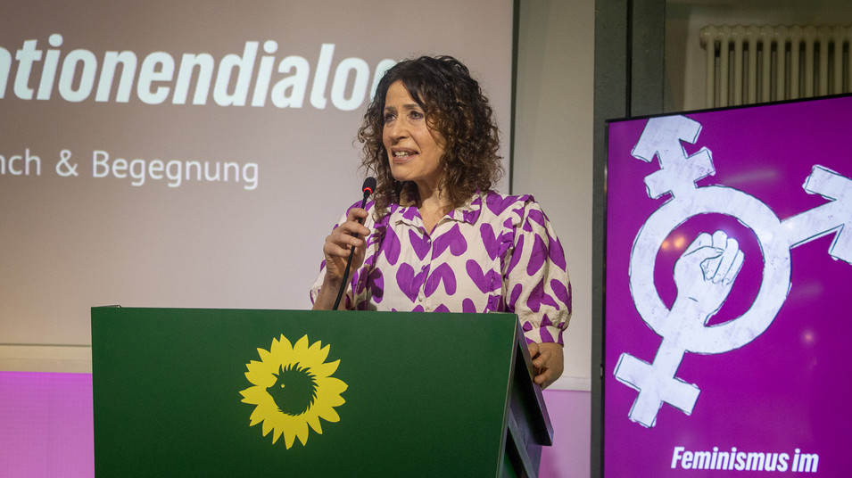 Co-Spitzenkandidatin für die Berlin-Wahl Bettina Jarasch spricht einer Bühne
