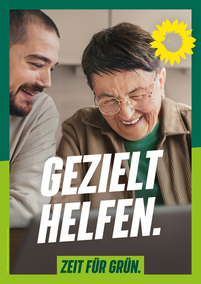 Laternenplakatmotiv der grünen Kampagne für die Wiederholungswahl 2023. Eine ältere Frau und ein junger Mann unterhalten sich lachend. Darunter der Schriftzug "Gezielt helfen." und in einem grünen Kasten "Zeit für Grün." Bündnis 90/Die Grünen Berlin