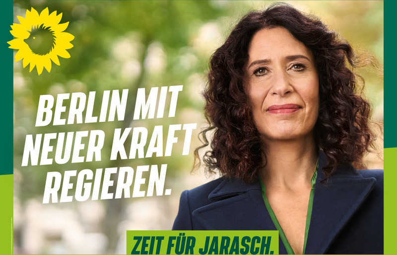 Großflächemotiv der grünen Kampagne für die Wiederholungswahl 2023. Bettina Jarasch blickt in die Kamera. Daneben der Schriftzug "Berlin mit neuer Kraft regieren.", unten im Bild in einem grünen Kasten "Zeit für Jarasch".