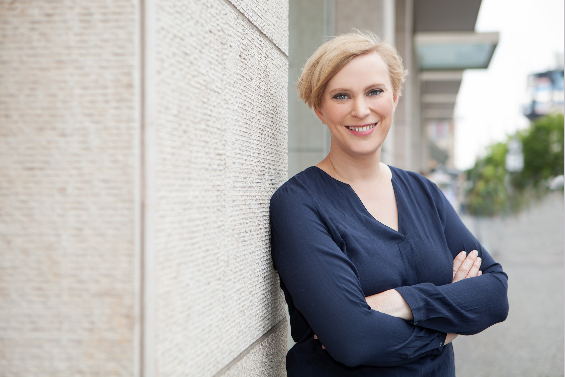 Nina Stahr steht vor einem neutralen Hintergrund Foto: fotoloco