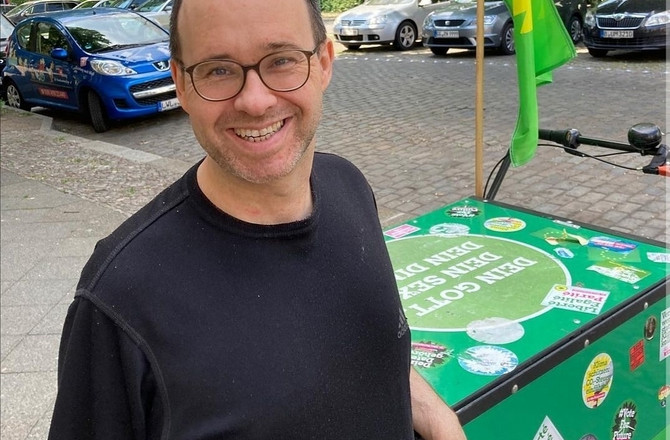 Ein Portrait von Johannes Milram, Sprecher*in LAG QueerGrün