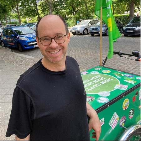 Ein Portrait von Johannes Milram, Sprecher*in LAG QueerGrün