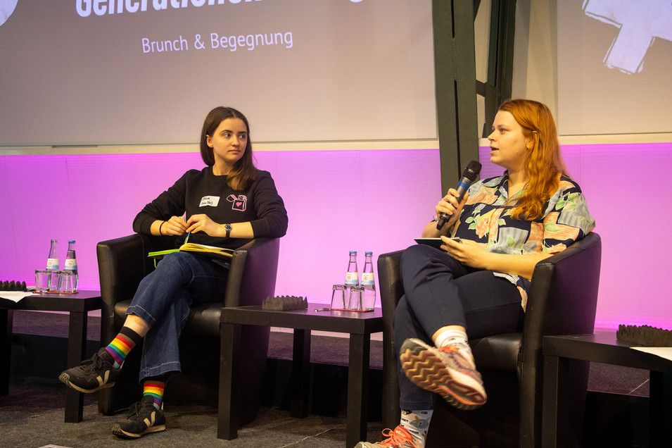 Stina Reichardt, Verantwortliche für Geschlechterstrategie im Vorstand der Grünen Jugend, und Jana Brix, Frauen- und Genderpolitischen Sprecherin aus dem Landesvorstand