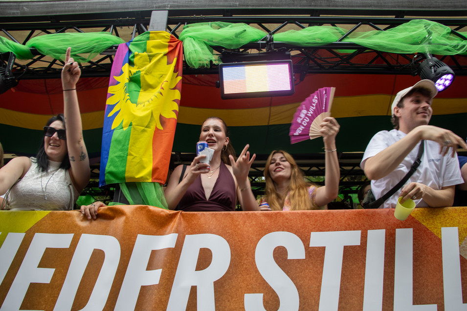 Viele Personen jubeln auf dem Wagen Foto: Bündnis 90/Die Grünen Berlin