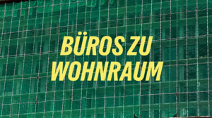 Ein Foto von einer Hausfassade mit Bauarbeiten, darüber stehen die Worte: Büros zu Wohnraum
