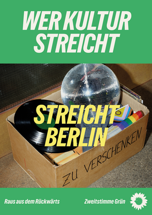 Eine Zu-Verschenken-Kiste mit diversen Gegenständen unter anderem einer Disko-Kugel. Darüber steht: Wer Kultur streicht, streicht Berlin.
