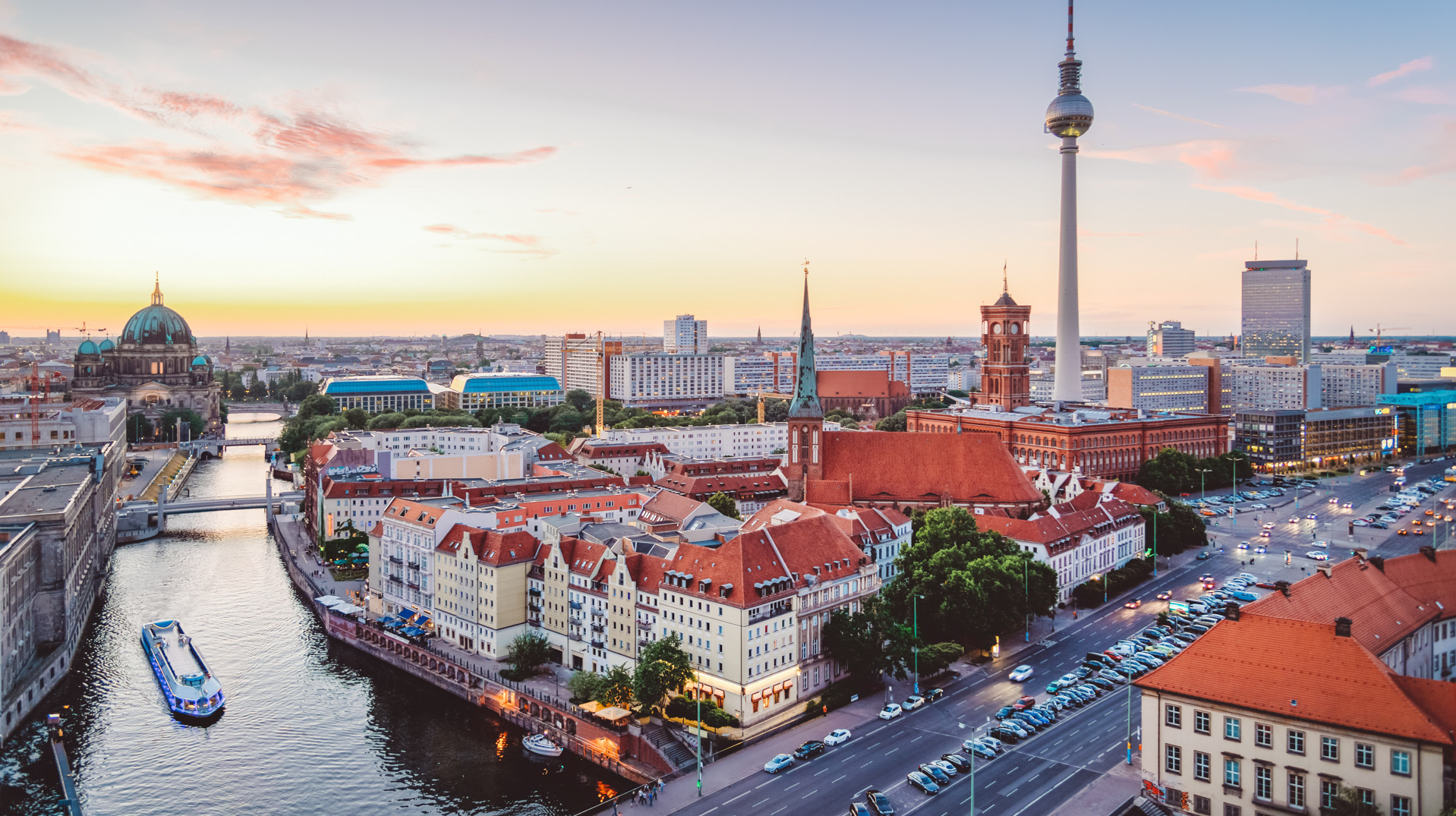 Panoramabild von Berlin, im Vordergrund die Spree, im Hintergrund der Fernsehturm. Das Bild ist in der Dämmerung aufgenommen. Nikada via Getty Images