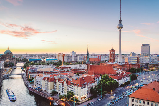 Panoramabild von Berlin, im Vordergrund die Spree, im Hintergrund der Fernsehturm. Das Bild ist in der Dämmerung aufgenommen. Nikada via Getty Images