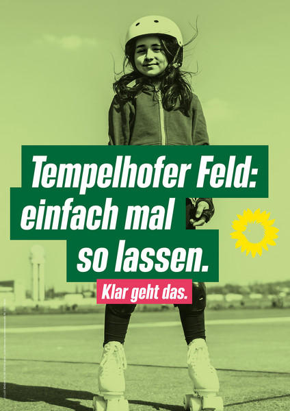 Ein Kind mit Rollschuhen und Helm steht auf der ehemaligen Start- und Landebahn des Tempelhofer Feldes. Die Bildaufschrift lautet "Tempelhofer Feld: einfach mal so lassen. Klar geht das.". Daneben ist das Logo von Bündnis 90/Die Grünen abgebildet. 