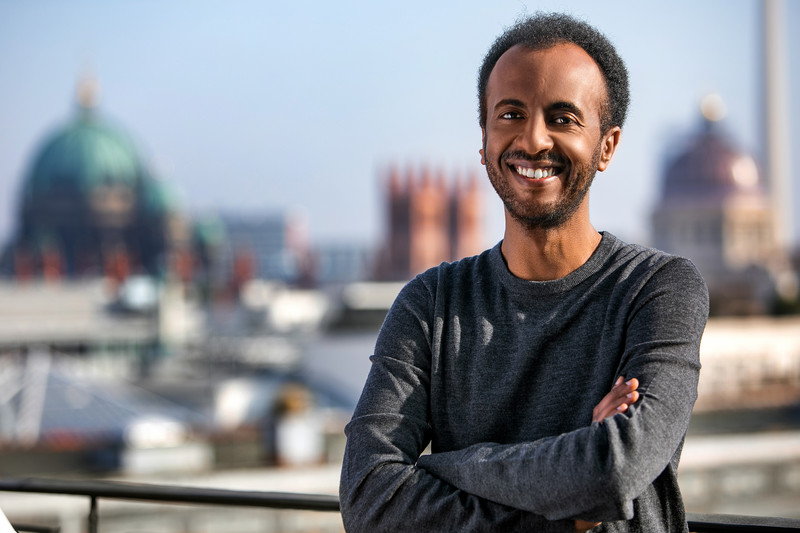 Portrait von Philmon Ghirmai, Landesvorsitzender von Bündnis 90/Die Grünen Berlin