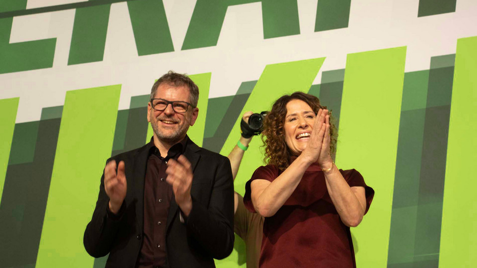 Werner Graf und Bettina Jarasch stehen nebeneinander auf der Bühne