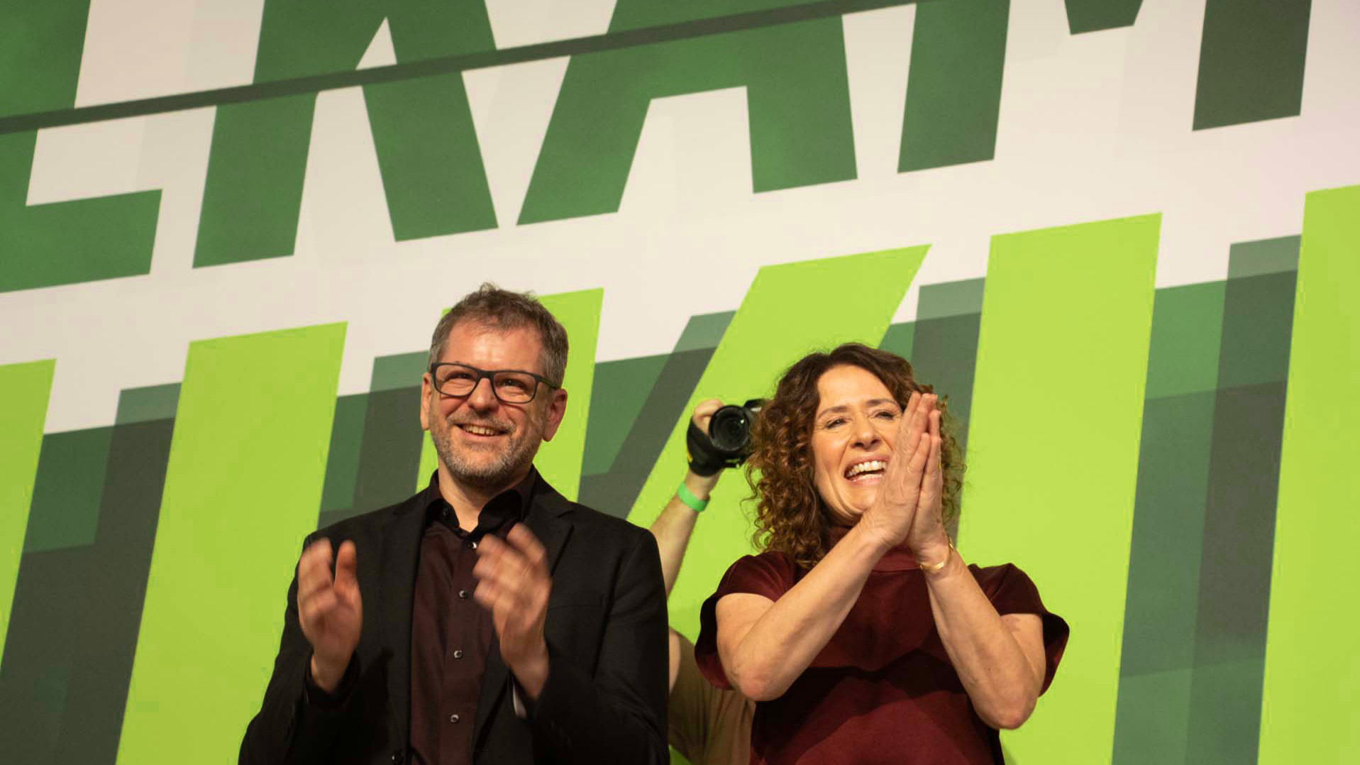 Werner Graf und Bettina Jarasch stehen nebeneinander auf der Bühne 