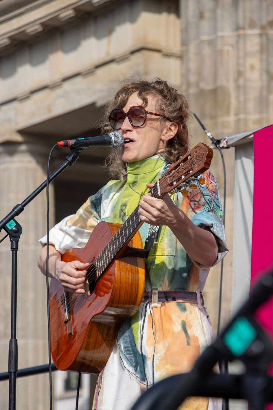Die Künstlerin Paula Paula steht auf einer Bühne vor dem Brandenburger Tor beim Generalstreik der Frauen